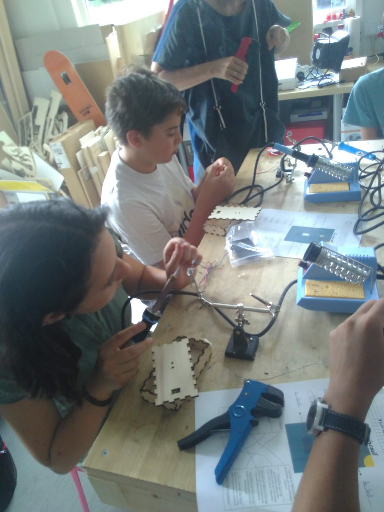 Produire de l’électricité : le chargeur solaire USB - Zombie Apocalypse Labs